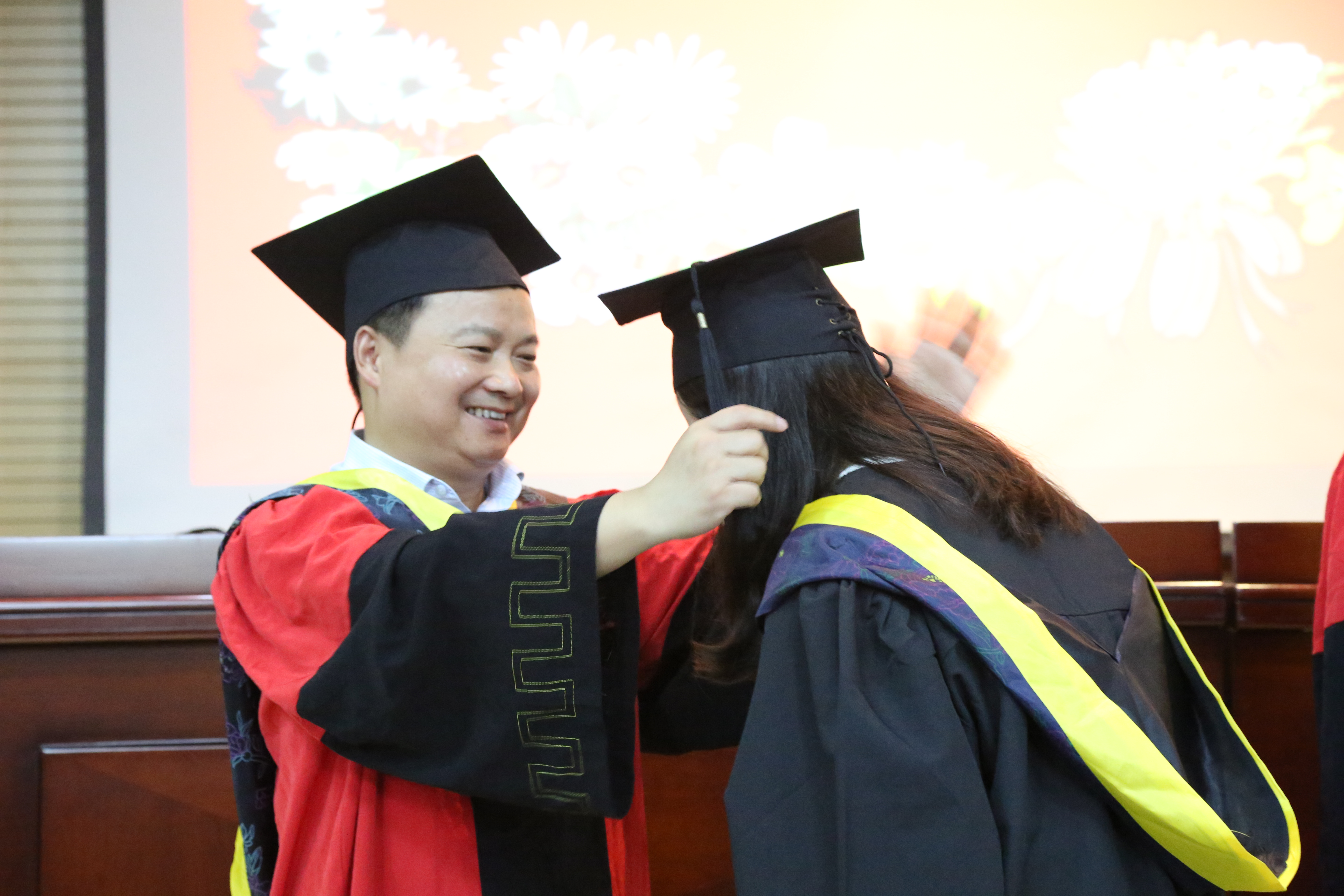 (院长李伟为毕业生拨穗正冠)